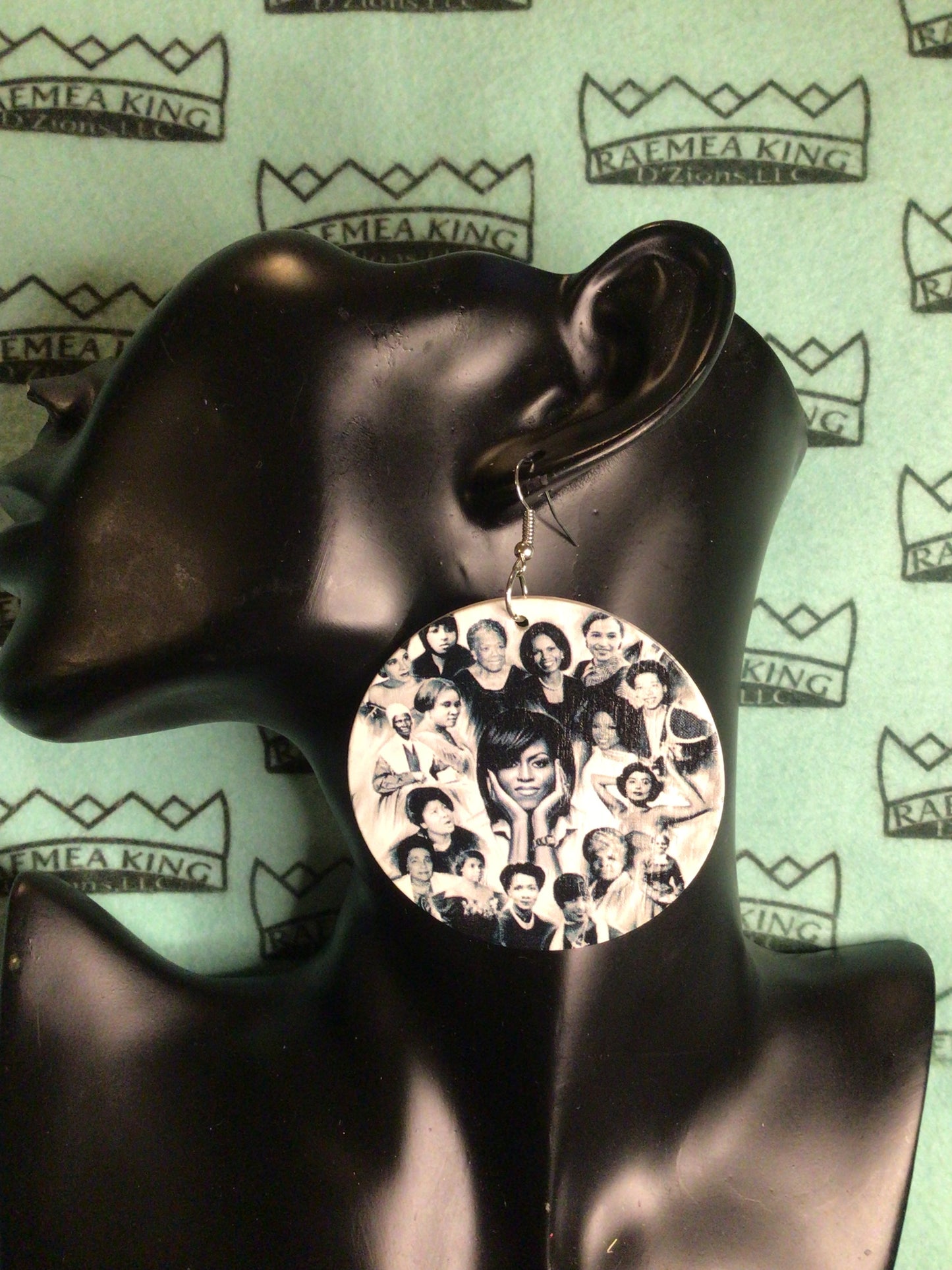 Michelle Obama surrounded by more Iconic Black Women